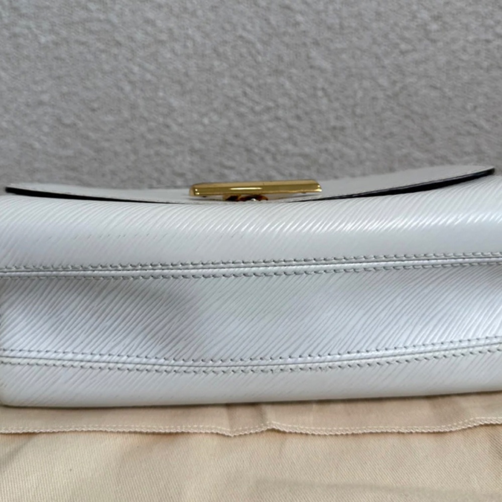 Authentic Louis Vuitton Twist MM - Picture 4 of 16